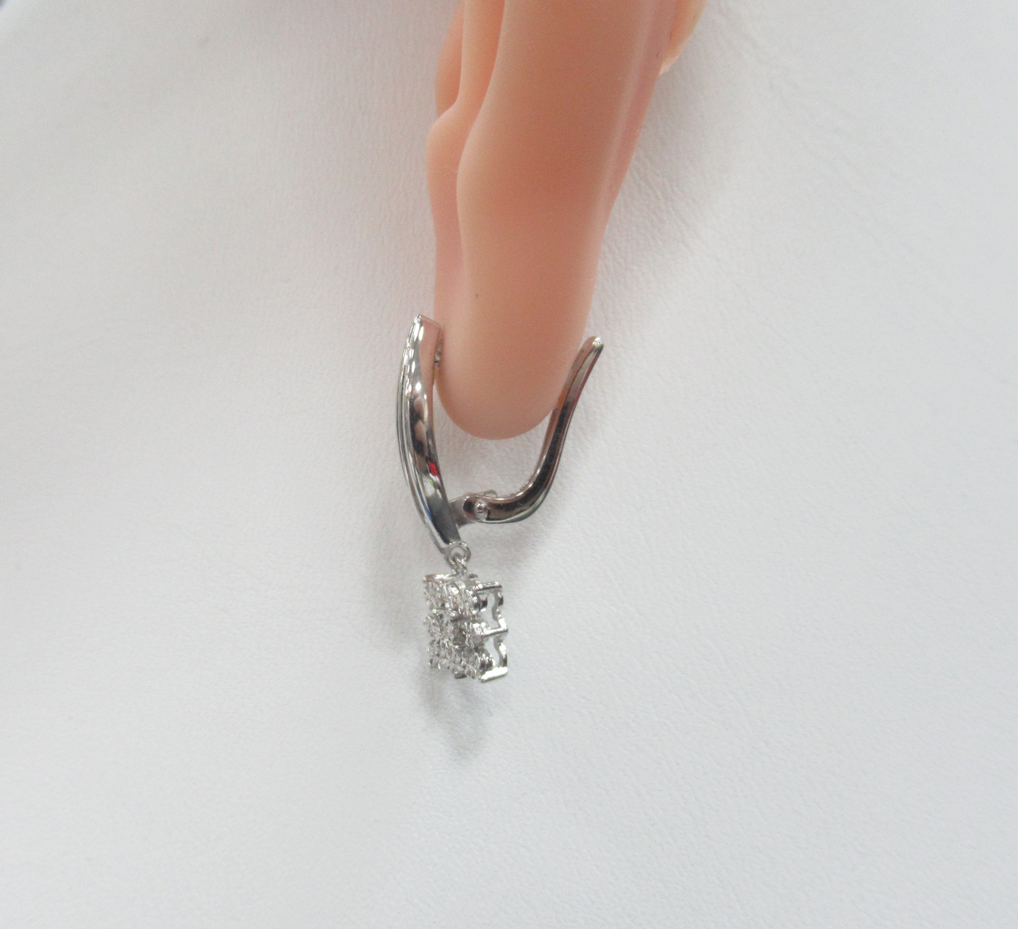 Серебряные серьги с бриллиантами